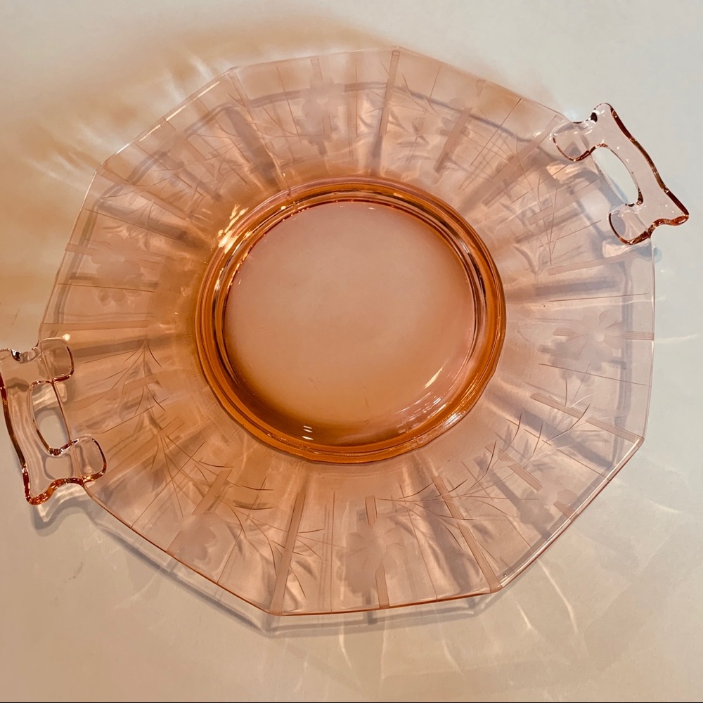 ❌SOLD❌ Vintage pink depression handled cale plate 10.25"